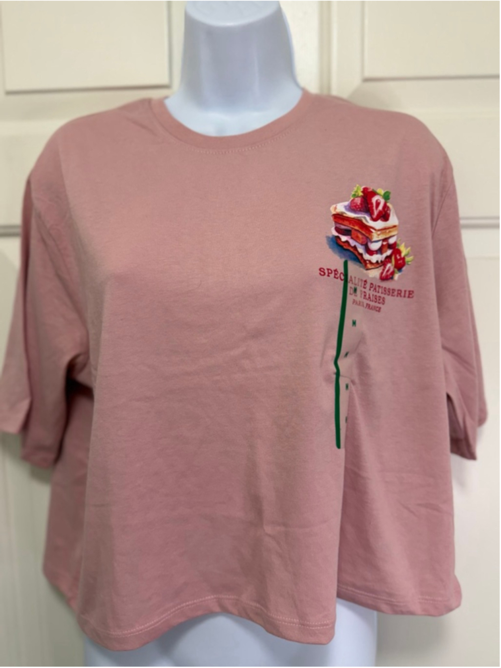 Women’s Strawberry Dessert Boxy Cropped Graphic T-Shirt - Rose Pink M NWT 🍓✨ - Picture 2 of 7